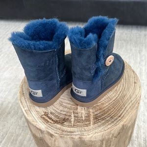 Girl’s UGG boots with button